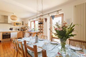 a kitchen and dining room with a table and chairs at Zuhause im Paradies in Hannover