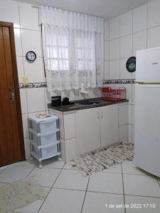 A cozinha ou cozinha compacta de Cantinho Bonsai