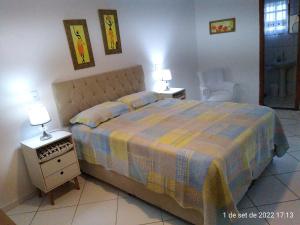 um quarto com uma cama e 2 candeeiros nas mesas em Cantinho Bonsai no Rio de Janeiro