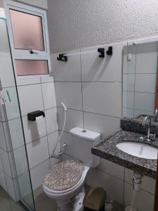 un bagno con un water e un lavandino di Aconchego Atalaia a Luis Correia