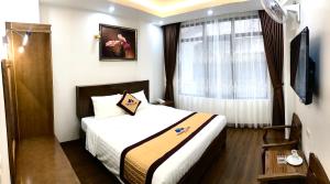um quarto de hotel com uma cama e uma janela em TÙNG LÂM HOTEL em Ha Long