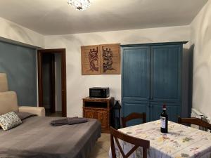 sypialnia z 2 łóżkami i stołem z butelką wina w obiekcie Villa Petra Sappa - RELAX & WELLNESS w mieście Acireale