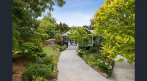 an overhead view of a house with a garden at Daylesford Lake Garden Villas in Daylesford