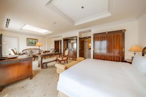 Postel nebo postele na pokoji v ubytování Lotte Hotel Saigon
