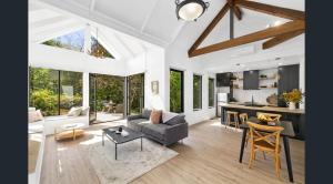 ein Wohnzimmer mit einem Sofa und einem Tisch in der Unterkunft Daylesford Lake Garden Villas in Daylesford