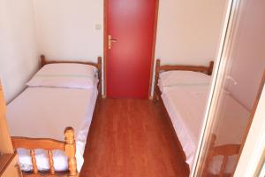 Postel nebo postele na pokoji v ubytování Apartments with parking spaces Rtina - Stosici, Zadar - 15921