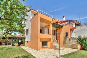 dom ze schodami przed nim w obiekcie Apartments with a parking space Umag - 15941 w mieście Umag