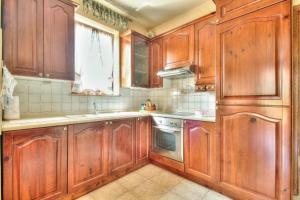Kuchnia lub aneks kuchenny w obiekcie Apartments with a parking space Umag - 15941