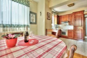 kuchnia ze stołem i butelką wina w obiekcie Apartments with a parking space Umag - 15941 w mieście Umag