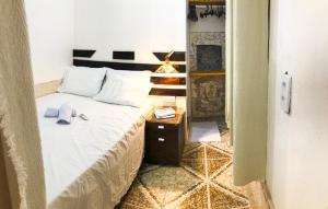 a bedroom with a bed and a night stand with a mirror at Apartamento inteiro em Morro de São Paulo- Flats Maré mansa in Morro de São Paulo