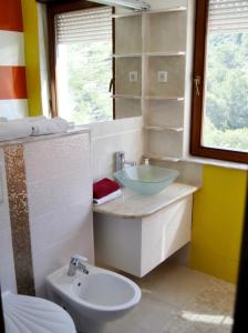 łazienka z umywalką i toaletą w obiekcie Holiday house with a swimming pool Stomorska, Solta - 15950 w mieście Grohote