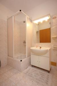 Kúpeľňa v ubytovaní Apartment Vis 2470a + 20 fotografií