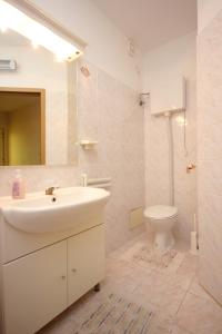Kúpeľňa v ubytovaní Apartment Vis 2470a