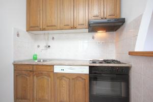 Kuchyňa alebo kuchynka v ubytovaní Apartment Vis 2470a