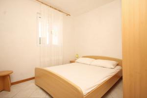 Giường trong phòng chung tại Apartments by the sea Rukavac, Vis - 2478