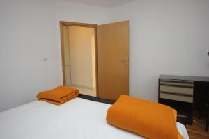 Postel nebo postele na pokoji v ubytování Apartment Vis 2470c