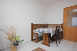 a table in a room with a table and chairs at Apartment Vis 2470c in Vis
