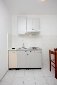 Kuchyň nebo kuchyňský kout v ubytování Apartment Vis 2470b