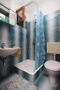 W łazience znajduje się toaleta, umywalka i prysznic. w obiekcie Apartments by the sea Brela, Makarska - 2713 w Breli