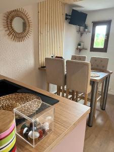 Televízia a/alebo spoločenská miestnosť v ubytovaní Studio cocooning style naturel