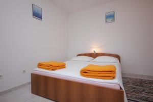 Postel nebo postele na pokoji v ubytování Apartments by the sea Vis - 2470