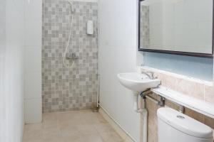 Ένα μπάνιο στο KoolKost near Raya Canggu - Minimum Stay 5 Nights