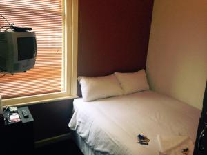 Cama o camas de una habitación en Peek-a-Booze - Budget Hotel - Adults Only