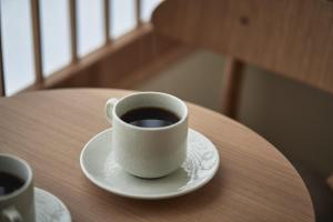 uma chávena de café sentada em cima de uma mesa em THE HOTELS HAKATA Harushige SHINKAN em Fukuoka