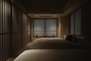 福岡市にあるTHE HOTELS HAKATA Harushige SHINKANのベッドルーム1室(ベッド1台、大きな窓付)