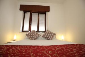 um quarto com uma cama grande e 2 candeeiros em Appartamento CECCATO em Montecchio Maggiore