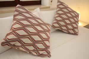 Duas almofadas em cima de uma cama em Appartamento CECCATO em Montecchio Maggiore