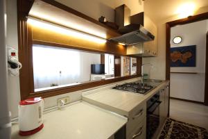 uma pequena cozinha com um fogão e uma janela em Appartamento CECCATO em Montecchio Maggiore