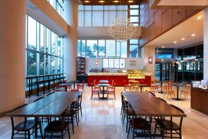 Orakai Songdo Park Hotel tesisinde bir restoran veya yemek mekanı