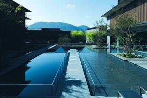 箱根的住宿－Hakone Gora KARAKU，建筑物中央的水库