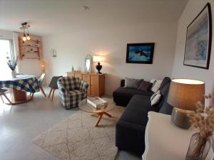 a living room with a couch and a table at DUPLEX les pieds dans l' eau in Jullouville-les-Pins