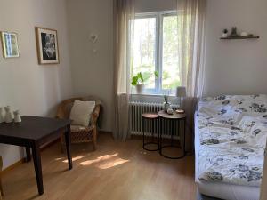 Postel nebo postele na pokoji v ubytování Skogshemmet
