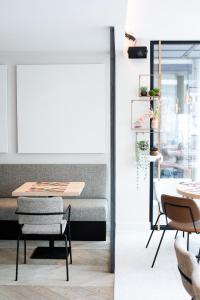 Rewindhotel في أوستدوينكيرك: غرفة طعام مع طاولة وكراسي