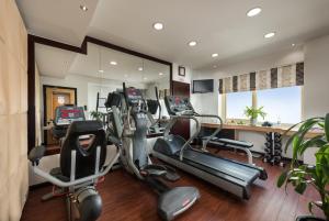 un gimnasio con cintas de correr y equipos de ejercicio en una habitación en Savoy Suites Hotel Apartment - Newly Renovated, en Dubái