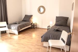 sypialnia z 2 łóżkami i lustrem na ścianie w obiekcie Spacious 3 Room Apartment with Wifi and Balcony w mieście Iserlohn