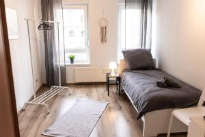 niewielka sypialnia z łóżkiem i oknem w obiekcie Spacious 3 Room Apartment with Wifi and Balcony w mieście Iserlohn