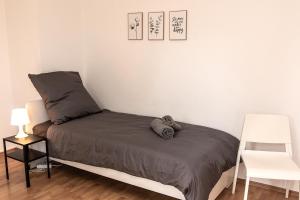 sypialnia z łóżkiem i białym krzesłem w obiekcie Spacious 3 Room Apartment with Wifi and Balcony w mieście Iserlohn