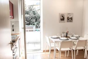 un comedor blanco con una mesa y sillas blancas en Spacious 3 Room Apartment with Wifi and Balcony, en Iserlohn