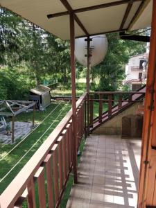 A balcony or terrace at Appartamento nel verde adatto alle famiglie con CIN e RegLaz