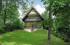 Olsztyn - SiłaにあるAmazing Home In Gietrzwald With 3 Bedroomsの草の丘の上の小屋