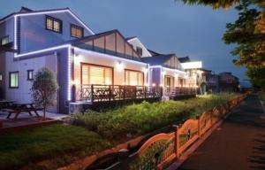 顺天市Ddeulae Pension的一栋前面有篱笆的大房子