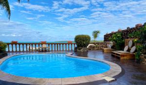 una piscina en un patio con una valla en Coco Villa en Mahébourg