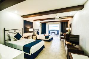 Un pat sau paturi într-o cameră la Estancia Resort Hotel +37 fotografii