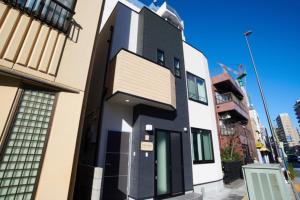 een gebouw met een zwart-witte gevel bij Sumida-ku - House - Vacation STAY 86950v in Tokyo