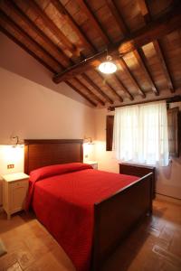 A bed or beds in a room at Le Mandrie Di San Paolo