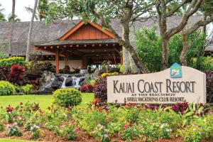 un cartello di fronte a un resort costiero kaan con un cartello di Kauai Coast Resort at the Beach Boy a Kapaa